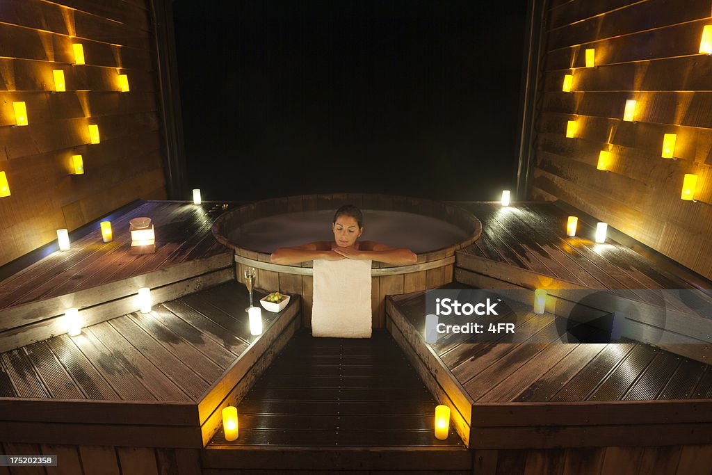 Mulher bonita relaxante em uma piscina de vapor Tradicional - Royalty-free Luxo Foto de stock