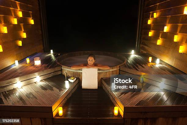 Mulher Bonita Relaxante Em Uma Piscina De Vapor Tradicional - Fotografias de stock e mais imagens de Luxo