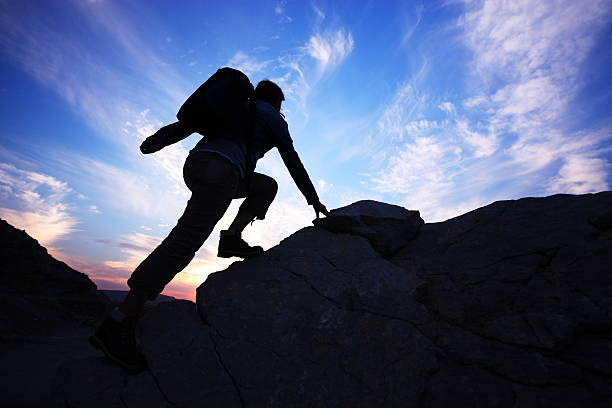 rock de montée d'escaliers - mountain climbing rock climbing adventure incentive photos et images de collection