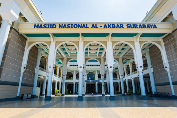 grande mesquita de surabaya, masjid al akbar em indonésio, na cidade de surabaya, indonésia - akbar the great - fotografias e filmes do acervo