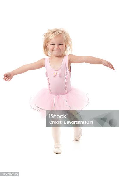 小さなバレリーナダンサーガールピンクのチュチュを着ている - チュチュのストックフォトや画像を多数ご用意 - チュチュ, 幼児, 白背景