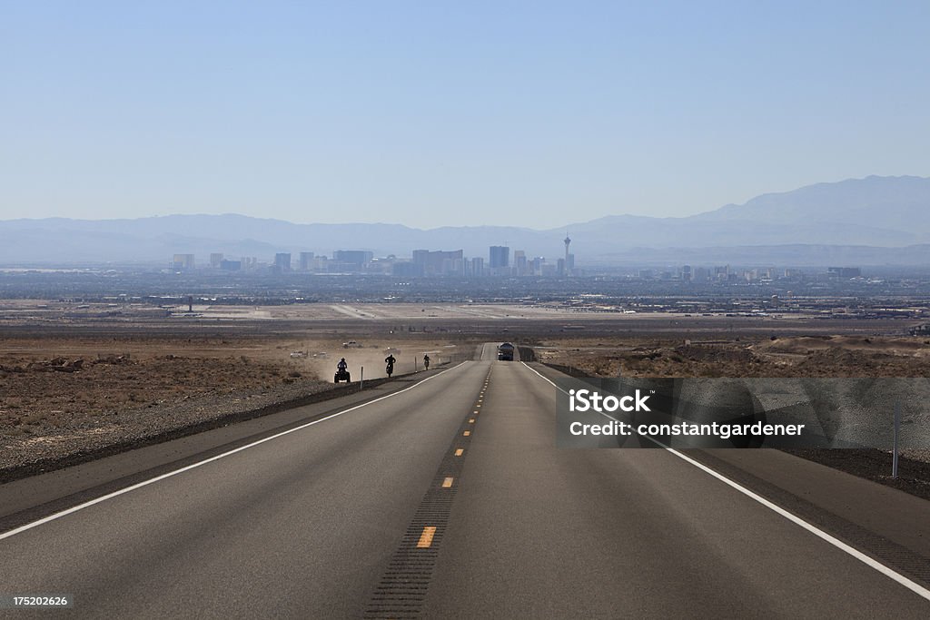 Sujidade a andar de bicicleta, estrada e Misty Vegas Horizonte - Royalty-free Las Vegas Foto de stock