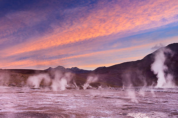 el tatio geysers в пустыне атакама, чили на восходе - geyser nature south america scenics стоковые фото и изображения