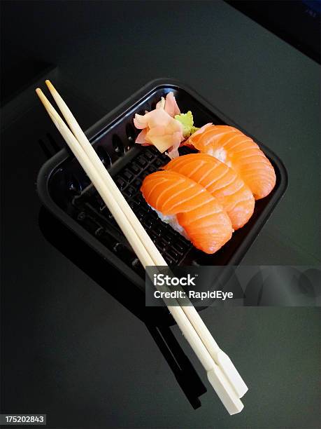 Gesunde Kohlehydratarme Menüs Mit Lachs Sushi Takeout Stockfoto und mehr Bilder von Eingelegt