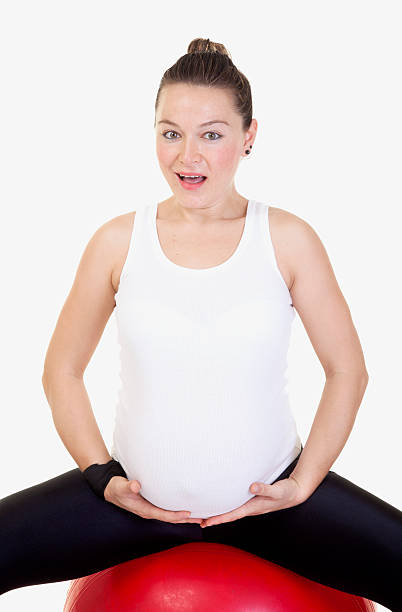 donna incinta in posa di una telecamera - human pregnancy prenatal care relaxation exercise ball foto e immagini stock