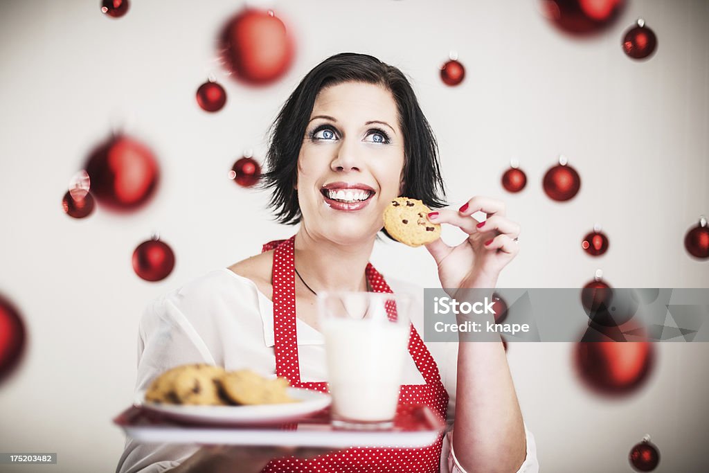 Красивая женщина с красный Рождественские сладости - Стоковые фото Передник роялти-фри