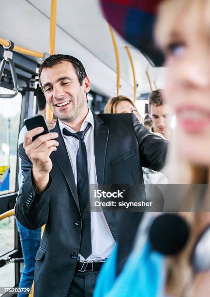 Uomo Di Mezza Età Invio Di Messaggi Di Testo Mentre Per Il Pendolarismo In Autobus - Fotografie stock e altre immagini di Adulto