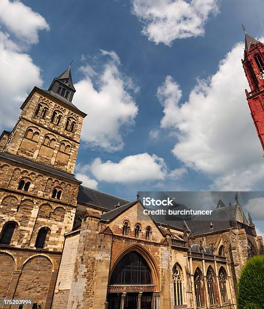 Базилика Богоматери Маастрихт — стоковые фотографии и другие картинки Башня - Башня, Без людей, Вертикальный