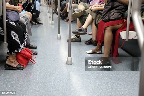 Pessoas Por Metro - Fotografias de stock e mais imagens de Abstrato - Abstrato, Adulto, Ao Ar Livre