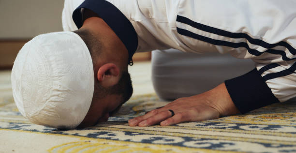 Prayer, muslim man and kneeling in mosque on carpet for praise, islamic faith or respect to Allah. Moslem culture, salah and praying sujood for spiritual worship, holy religion or trust God for peace oración, hombre musulmán y arrodillado en la mezquita sobre una alfombra para la alabanza, la fe islámica o el respeto a alá. la cultura musulmana, el salah y la oración sujood para el culto espiritual, la religión sagrada o confiar en dios para la p
