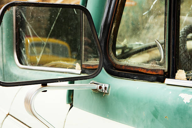 specchio auto d'epoca responsabili - vehicle door vintage car collectors car sedan foto e immagini stock