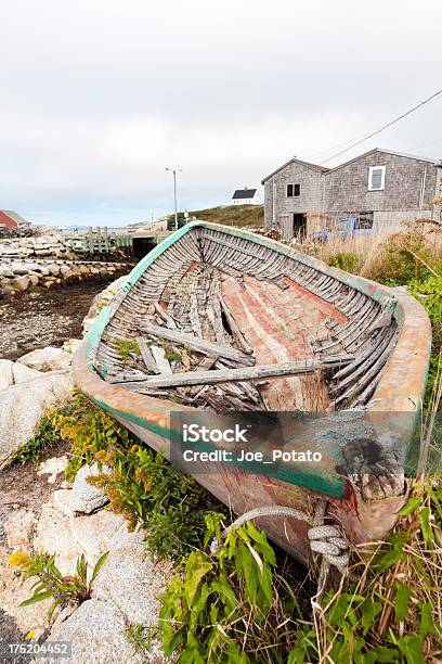 Antiguo La Pesca En Bote Foto de stock y más banco de imágenes de Abandonado - Abandonado, Aire libre, Aldea