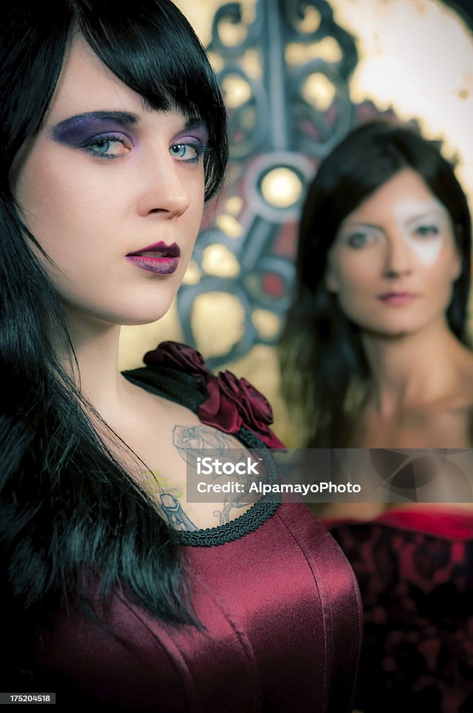 Due donne con Trucco teatrale in costume parte (II) - Foto stock royalty-free di Adulto