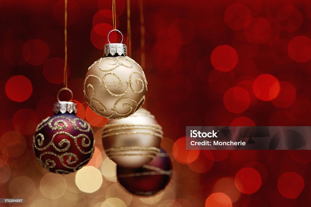 Appendere palle di Natale su sfondo oro-rosso, illuminato - Foto stock royalty-free di Composizione orizzontale