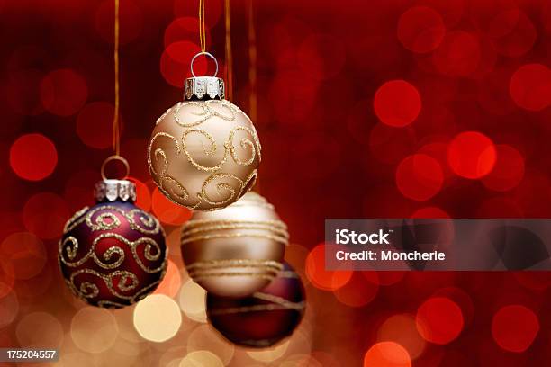 Appendere Palle Di Natale Su Sfondo Ororosso Illuminato - Fotografie stock e altre immagini di Composizione orizzontale