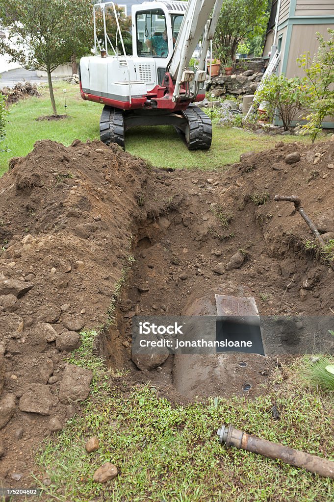 Homem escavar o tanque com excavator óleo - Foto de stock de Buldôzer royalty-free