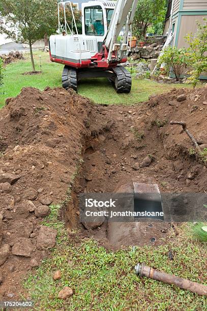 Foto de Homem Escavar O Tanque Com Excavator Óleo e mais fotos de stock de Buldôzer - Buldôzer, Cavar, Jardim particular