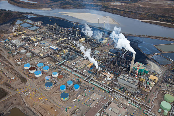 refinería de petróleo - fort mcmurray fotografías e imágenes de stock