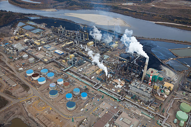 refinaria de petróleo - alberta gas refinery tarsands oilsands - fotografias e filmes do acervo