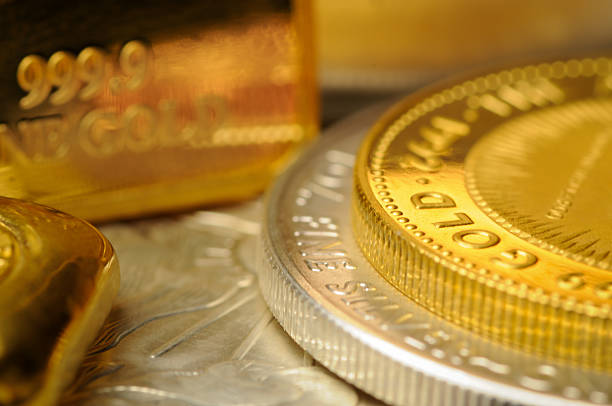 monete d'oro e d'argento in filo - gold coin ingot bullion foto e immagini stock