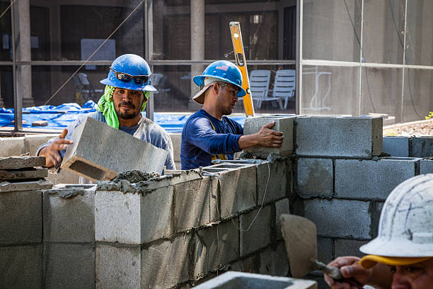 construction worker building betonblock wall - grouting stock-fotos und bilder