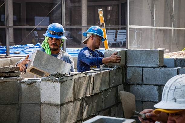 pracowników budowlanych budynek betonowy blok ściany - trowel cement concrete occupation zdjęcia i obrazy z banku zdjęć