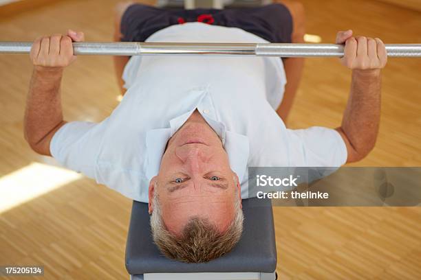 Homem Idoso Com Haltere - Fotografias de stock e mais imagens de Adulto - Adulto, Banco de Exercícios, Barra de pesos