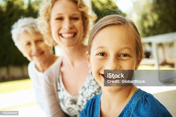 La Familia De Las Niñas Tres Generaciones Foto de stock y más banco de imágenes de Abuela - Abuela, Abuelos, Adulto