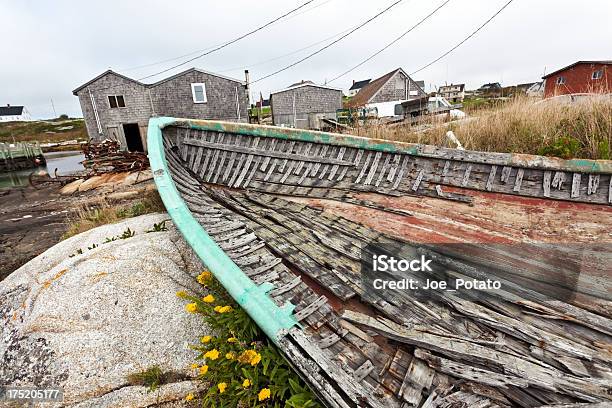 Velho Barco De Pesca - Fotografias de stock e mais imagens de Abandonado - Abandonado, Acabado, Aldeia