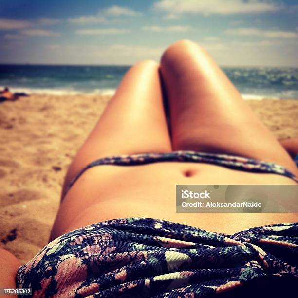 Mädchen Auf Einem Strand Stockfoto und mehr Bilder von Aussicht genießen - Aussicht genießen, Badebekleidung, Eine Frau allein