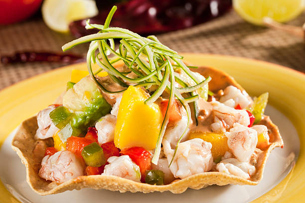 tostada de camarones - mango salsa fotografías e imágenes de stock