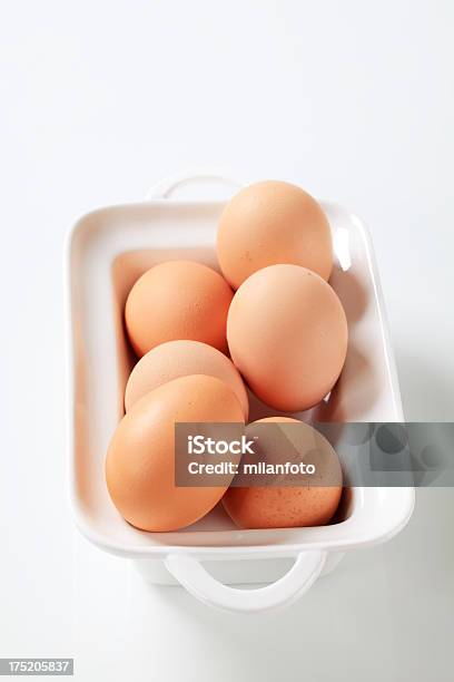 Ovos Em Uma Bandeja - Fotografias de stock e mais imagens de Alimentação Saudável - Alimentação Saudável, Branco, Castanho