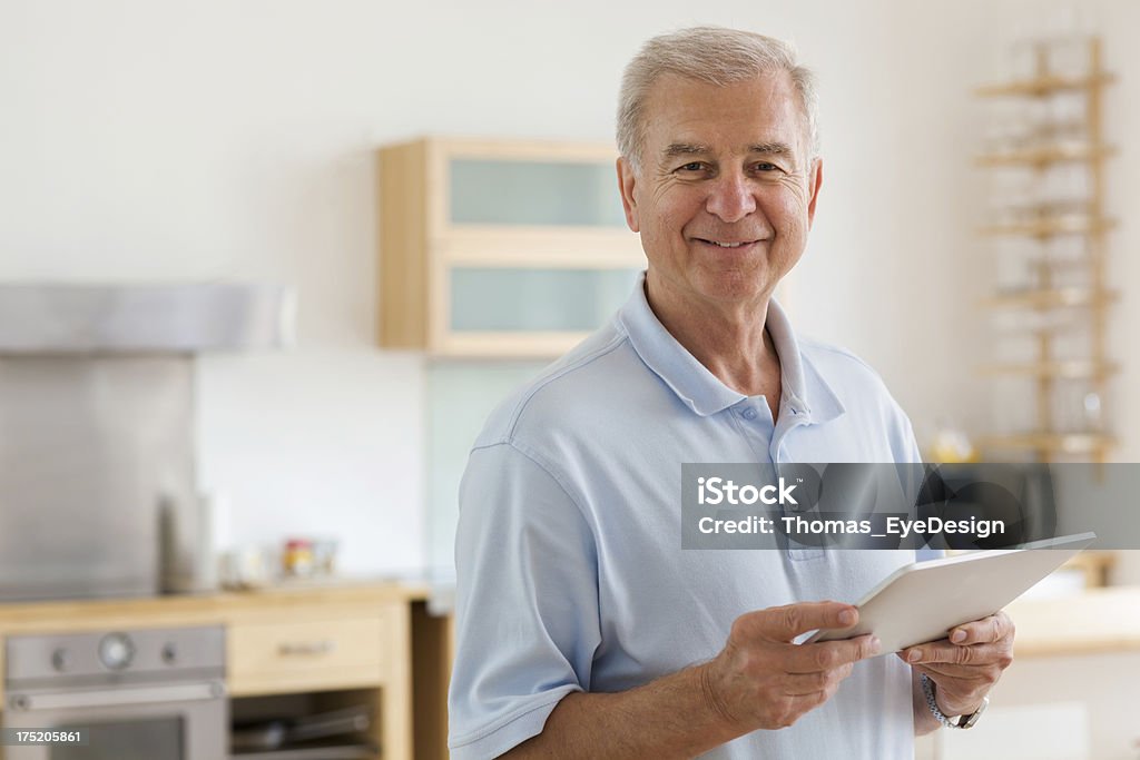 Alter Mann mit tablet-computer - Lizenzfrei Männer Stock-Foto