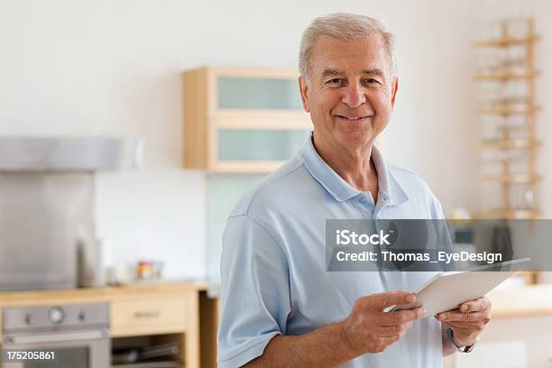 Foto de Homem Sênior Com Tablet Computador e mais fotos de stock de Ficar de Pé - Ficar de Pé, Homens, Homens Idosos