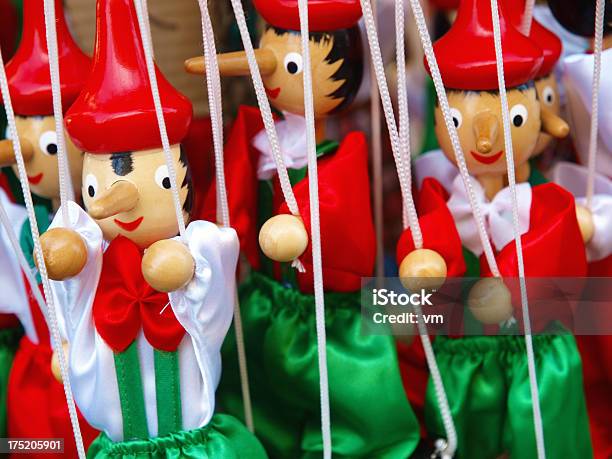 Pinocchio Italiano In Legno Marionette - Fotografie stock e altre immagini di Amore - Amore, Bambola - Giocattolo, Composizione orizzontale