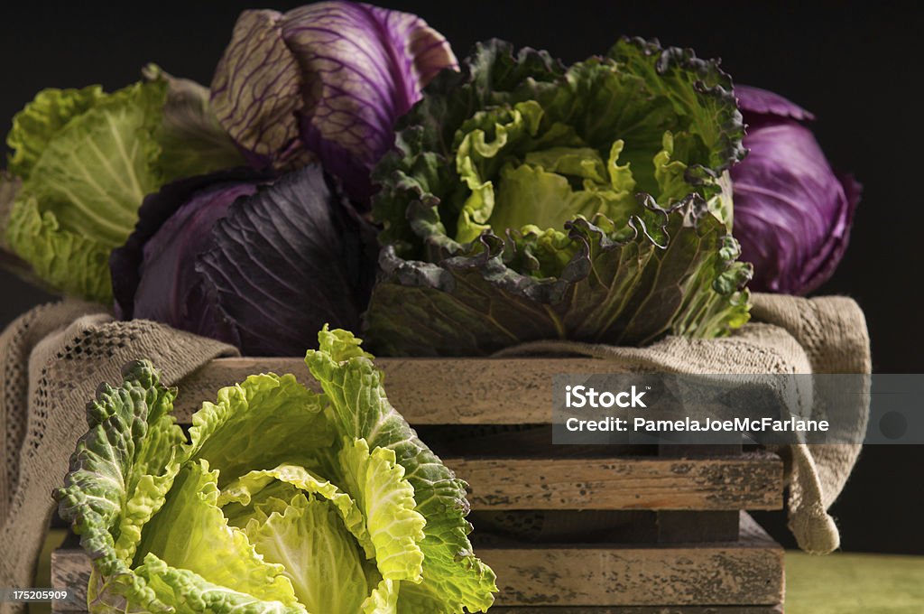 Vert, rouge et de violet et Cabbages dans une caisse en bois - Photo de Aliment libre de droits
