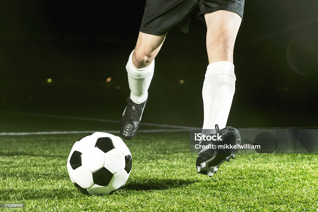 Jugador de fútbol con pelota de ponen a - Foto de stock de Fútbol libre de derechos