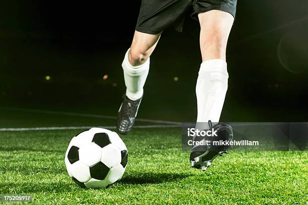 Photo libre de droit de Joueur De Football De Coups De Pied Ballon Avec Une Puissance banque d'images et plus d'images libres de droit de Ballon de football