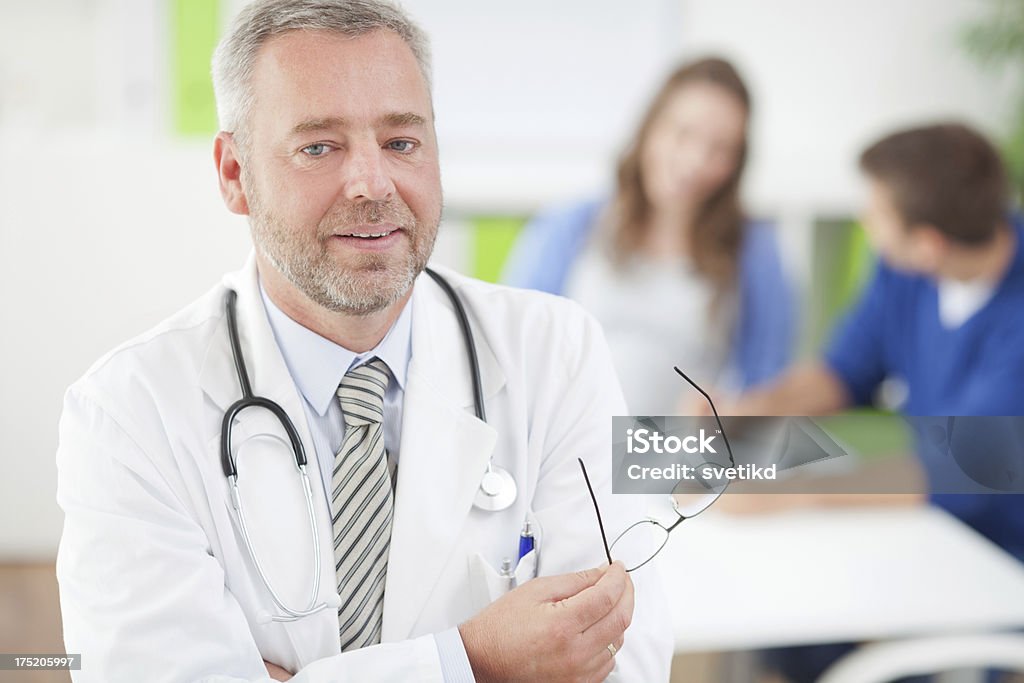 Médico em seu escritório. - Royalty-free 50 Anos Foto de stock