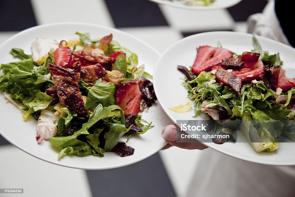 Assiette à salade de réception de mariage, fournis par Serveuse formelles Hall - Photo de Salade composée libre de droits