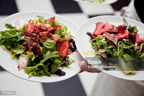 Photo libre de droit de Assiette À Salade De Réception De Mariage Fournis Par Serveuse Formelles Hall banque d'images et plus d'images libres de droit de Salade composée