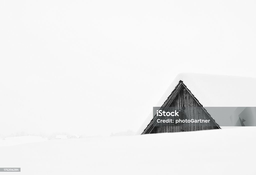 Зимний дом, покрытые снегом - Стоковые фото Без людей роялти-фри