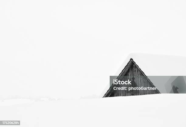 Зимний Дом Покрытые Снегом — стоковые фотографии и другие картинки Без людей - Без людей, Белый, Внешний вид здания