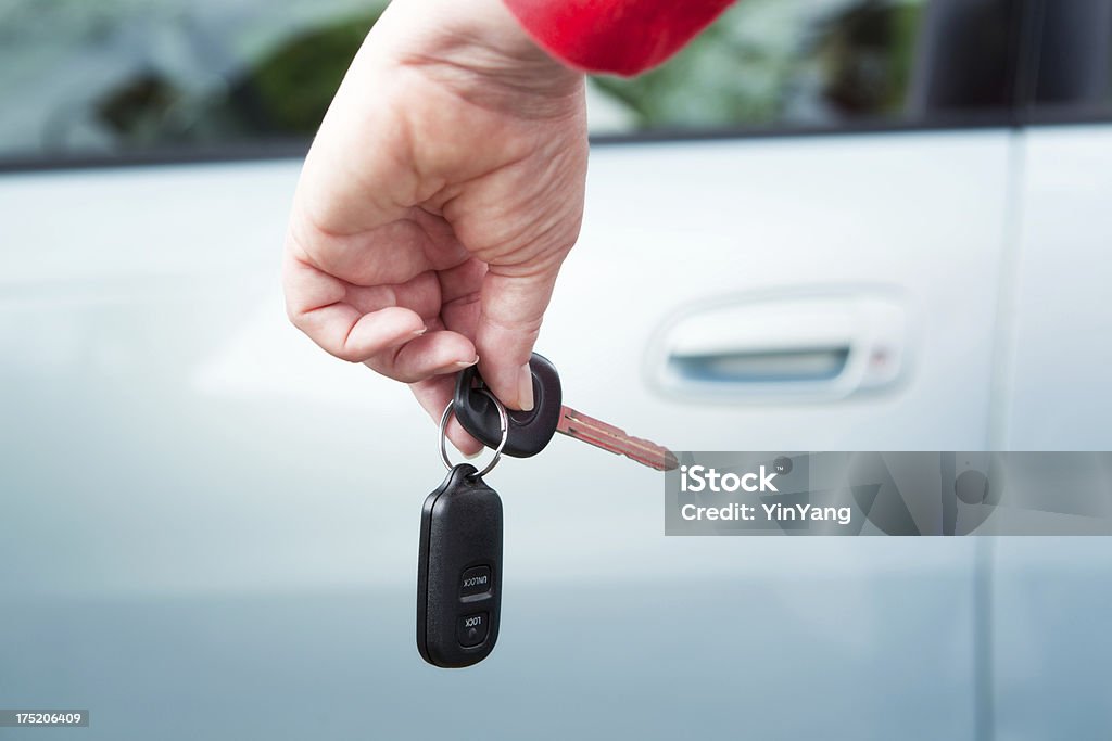 Main tenant la clé de voiture à une nouvelle Automobile Hz - Photo de Adulte libre de droits