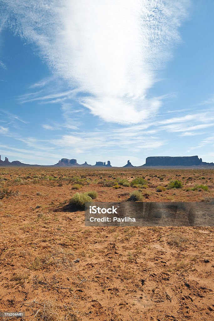 Valle monumento de ángulo bajo, Utah, Estados Unidos - Foto de stock de Aire libre libre de derechos