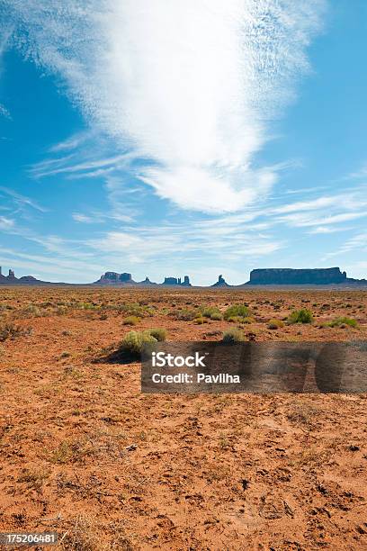 Foto de Monument Valley Ângulo Baixo Utah Eua e mais fotos de stock de América do Norte - América do Norte, Arbusto, Areia