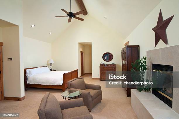 Dormitorio Principal Foto de stock y más banco de imágenes de Almohada - Almohada, Arco - Característica arquitectónica, Armario