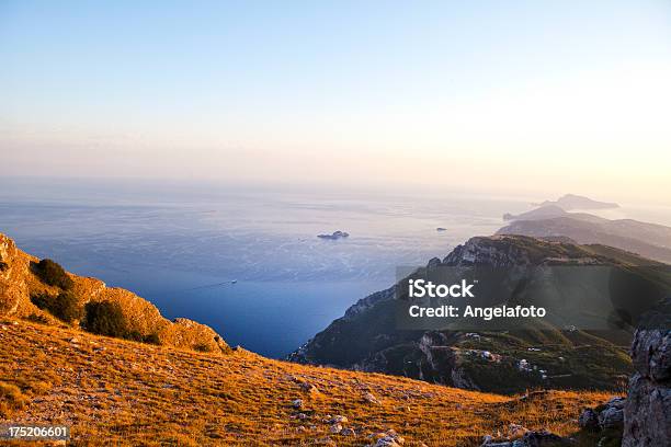 Sorrento E Capri Coasline Ao Pôr Do Sol - Fotografias de stock e mais imagens de Amalfi - Amalfi, Anoitecer, Ao Ar Livre
