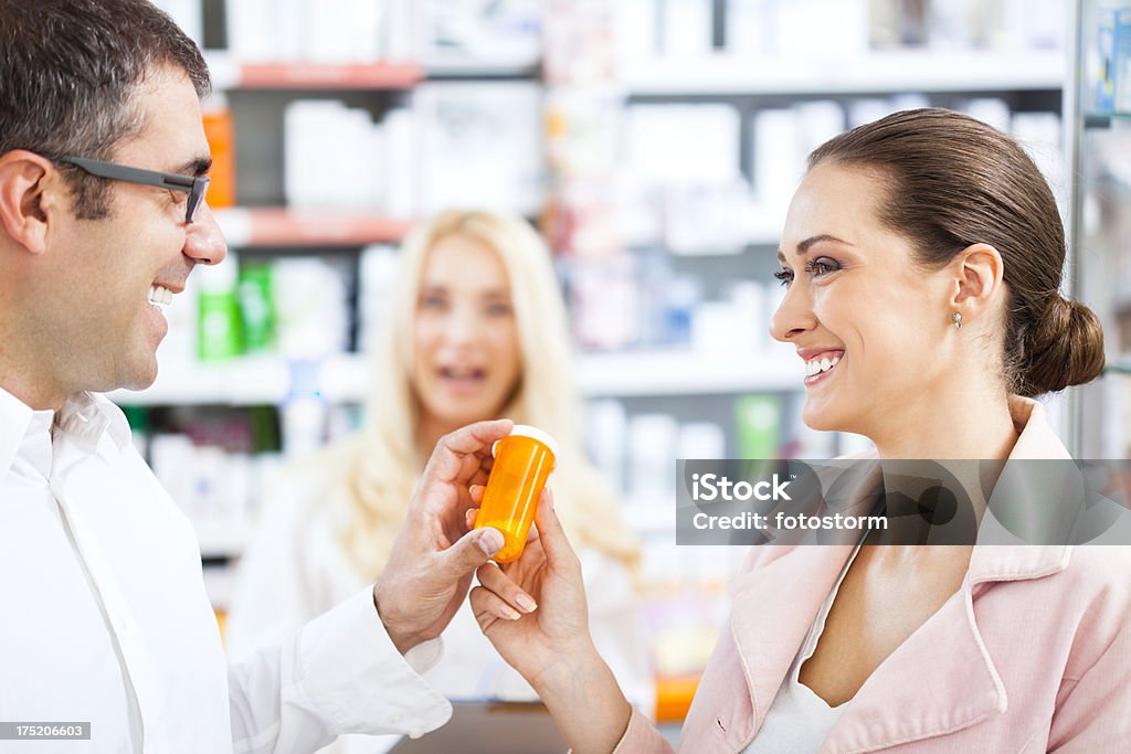 Jeune couple à la pharmacie - Photo de Acheter libre de droits