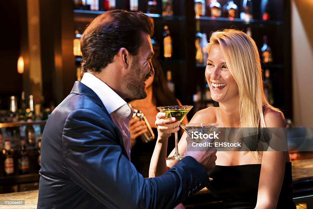 Hombre con mujeres bebiendo un Martini en el Bar - Foto de stock de Adulto libre de derechos